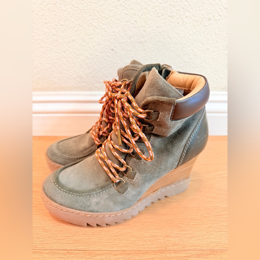 Sofft  Wedge Hiking Boots Size 6M Suede Lace Up Platform Booties Outdoor Style